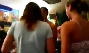 Sau khi kết thúc bài tập của họ trên đường, hai lớn bạn bè đi vào nhà bếp cho một protein. Tán tỉnh với nhau, phim sẽ nhat ban moi nhat một phụ nữ thể dục với màu tóc khác nhau một cách nhanh chóng cởi quần áo và tham gia vào tình dục với thủ dâm của cạo dài, dày, dưa leo.