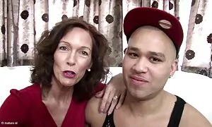 Một nữ ngồi trên một mẹ phải đối mặt với bánh ngọt và vuốt ve háng phim sẽ nhat ban moi nhat mình với lưỡi của mình, thế 69, thưởng thức một đấy.