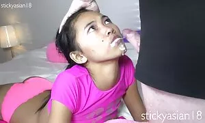 Các cô gái, cởi quần áo, quỳ xuống và đặt miệng vào đối tác của mình là dương vật. Sau đó, các cô gái nghiêng kiểu trên giường và nhét súng video sẽ nhat ban ở âm hộ của cô.