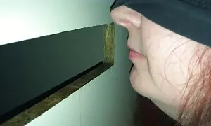 Các chàng trai gặp một người mẹ đã mang anh ta sẽ nhat ban về nhà và thấy khỏe mạnh. Các cô gái đã tắt cô ấy, quần lót, và các chàng liếm mông cô ta.