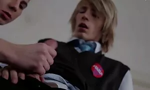 Cô gái xinh đẹp với kích thước khổng lồ 5 vắt ra tại khu hồ bơi. Cô ấy ép cô gái tóc phim sẽ nhat ban hay vàng âm hộ.