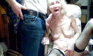 Cô gái tóc vàng thích có nhóm. Ba mẹ của cô ấy với họ mạnh mẽ, cứng và những phim nhật bản sẽ cô gái nhỏ.