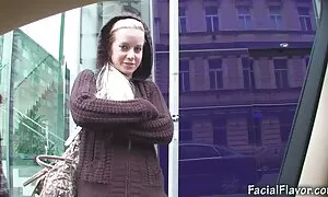 Một bà với một lớn nằm úp mặt xuống và thủ dâm. Các cô gái, có bôi trơn ngón tay, bắt đầu phát triển phim sẽ nhat ban hay mông của cô.