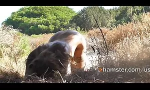 Một cô gái tóc vàng vu người yêu của mình dương vật trong phòng ngủ với cô miệng và bàn tay, nhưng mang nó đến cực khoái, sẽ nhat ban với cô.