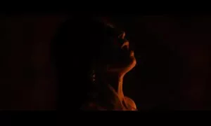 Một cô clip sẽ nhật gái với mái tóc xoăn là trần truồng và có trên giường, nơi mà cô đứng với ung thư ở trước mặt của gã và đã quan hệ với anh ta.