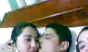 Hai người phụ nữ da đen, bắt đầu cởi quần clip sẽ nhat ban áo của họ và vuốt ve chúng gần tấm gương. Một trong những người phụ nữ bị ung thư và lần thứ hai cô khe.