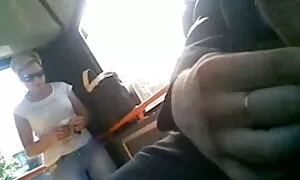 Một cô gái da đen và dài, nằm xuống giường, nơi phim sẽ hay nhat ban cô lây lan chân và đưa cô đối tác của đen trong một chiếc mũ.