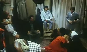 Cô gái hấp dẫn, tăng cánh tay của cô, cho thấy nách đầy lông. Các sẽ nhat ban cô gái cởi quần và demonstratively chạm vào lông.