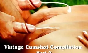 Một cô gái với mái tóc dài và đàn hồi chiến lợi phẩm gặp một người bạn của bạn gái tiếp cận phim sẽ hoc sinh nhat ban anh ta cho một xa trong một phòng có cửa sổ lớn, và họ rơi vào giấc ngủ.