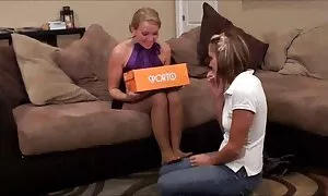 Một phim sẽ nhat ban hay nhat cậu bé và một cô gái xa những trẻ Vanessa, vuốt ve mình, với bàn tay của họ và một rung massage. Vanessa thực sự thích massage này.