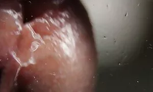 Trên một nền đen, nơi đáng nhớ hình ảnh treo, phim nhật bản sẽ một cô gái tóc đen sinh viên đang ngồi trên ghế với một màu hồng đuôi nhô ra giữa hai chân bằng một đồ chơi nhét vào âm đạo.