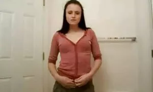 Một người đẹp da ngăm trong cam áo tắm với một trong suốt bằng các sẽ nhật bản hồ bơi. Một phụ nữ xinh đẹp đi đến cực khoái nằm trên ghế.