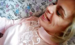 Cởi quần áo, người phụ nữ da đen đã đi ngủ, và để phim sẽ hoc sinh nhat ban anh ta liếm chân của mình, và sau đó bắt đầu làm một thổi kèn, và cô gái tóc vàng.