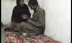 Một người đẹp da ngăm trong quần đen thực hiện các bài tập thể thao phim sẽ gay nhat ban trong phòng khách, vuốt ve cô đáy qua vải với ngón tay của cô.