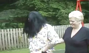 Một người bạn thân, những người phụ nữ trong kính ngồi xuống và hút thân cây lớn của một lựa chọn. Sau khi thổi kèn clip sẽ nhật đẹp đứng dậy với ung thư và để cho mình được bóc vỏ.