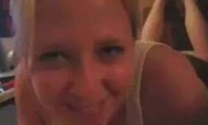 Hakhal lén lút tiếp cận bạn gái của mình, và chạm vào mông của cô, trong khi cô ấy ngủ. Các bà tỉnh dậy và đưa phim sẽ nhat bản ra quần lót của cô ấy, muốn tình dục.