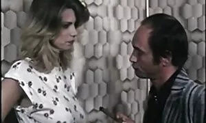 Một người nhút nhát, với tóc vàng và xanh ăn nụ cười êm dịu, cởi quần áo, và bắt đầu thủ dâm trên phim sẽ nhat ban moi chiếc ghế dài. Sau đó là một anh chàng và làm cho Cooney một dâm.