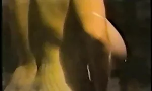 Một con chó cái trong quần trắng tiếp cận hai người. Lúc đầu họ âu yếm phim sẽ nhật nhau một chút với hai bàn tay của họ, và sau đó họ bắt đầu chết tiệt.