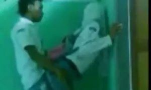 Các cô gái bị điên về tình dục với bạn trai của cô. phim sẽ nhật Các chàng trai, cô ta trong phòng, trên giường và uống tinh trùng.