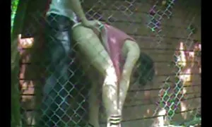 Gã ngồi trên ghế với một tối da đen trong một thời gian dài và lớn lên phím sẽ nhất ban của mình cho tình dục. Anh ta liếm cô là vú, và làm tình với ả.