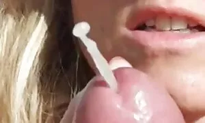 Trên bốn chân của cô, người phụ nữ đã phim sẽ nb cởi quần lót của cô, và kéo ra một dương vật, bắt buộc nó vào cô ấy được phát triển mông.