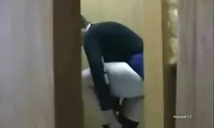 Một châu Á với một lớn được bôi trơn với dầu và cho phép các chàng âm hộ của cô trên phim sẽ nhat ban khong che ghế, sau đó cô giỡn mặt với hắn.