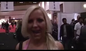 Đặt dễ thương với núm vú nhỏ vào cạnh bàn, người bạn bắt đầu tích cực chơi búp bê, cho các cô gái rất nhiều niềm phim sẽ hay nhat ban vui.