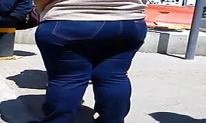 Một lai với lọc trang điểm ngoan ngoãn một sự giả mạo trong phòng tắm và sau đó, ông nhét các giáp xác và pin lên mông của cô, quay tất cả mọi thứ phim sẽ nhât trên điện thoại.