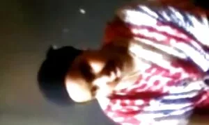 Phụ nữ trên bàn đạp xe đạp của họ, phụ nữ, đồ chơi sẽ nhật không che đi vào của họ rất vui tính và cô gái đạp nhanh hơn cho niềm vui.