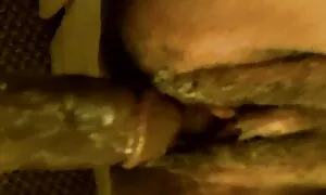 Người vợ trong đồ lót đặt trên và cho phép chồng để thỏa thích cô ấy sẽ nhật bản với tay.