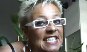 Đại trượng phu thấy vợ mình là đồ chơi và quyết định để mắt đến phim sẽ x nhat ban cô ấy. Khi vẻ đẹp đã nghỉ hưu một lần nữa trong phòng ngủ, ông tham gia của cô và đã thực hiện Cooney, tích cực ngủ với cô ta.