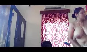 Một cô gái với bộ ngực đẹp, và trong một chiếc váy màu đỏ lòng một giả mạo với một thổi kèn, và một lỗ cắm phim sẽ nhat ban khong che trước khi có mặt lớn.