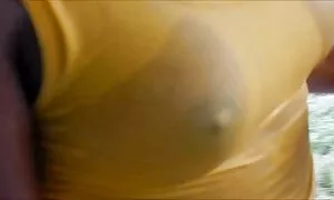 Một người phụ nữ trẻ, mà không có đồ lót thang máy lên váy đỏ và nhẹ nhàng vuốt ve mình, phim sẽ nhât đôi môi mềm mại với ngón tay, cảm giác kích thích.