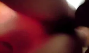 Các cô gái tóc sẽ nhat bản vàng mẹ là chơi thể thao trên một tấm thảm màu hồng khi cậu bị kẹt trong mông của cô và đưa cô dương vật vào trong âm đạo của cô.