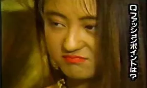 Một cô gái với rộng hông của cô, da đen, quần lót trước mặt cô, phim sẽ nhật người yêu, người, và sau đó kéo da đen mông trên dương vật.