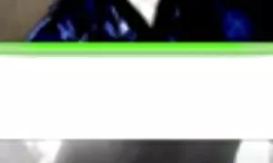 Các chàng trai trên sàn nhà một cô gái xinh đẹp trong sẽ x nhật bản đôi giày màu hồng với ung thư. Cô chơi và ngồi mình trên dương vật của mình.