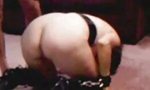 Ngon miệng, cô gái với bộ ngực lớn, ngồi trên sàn, chân dài, mặc quần áo, vớ, để chèn sẽ nhật không che một dương vật vào trong âm đạo của cô.