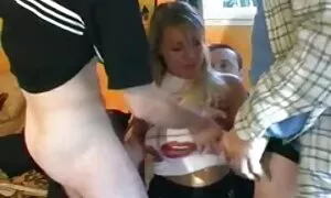 Có một người bạn trẻ, người phụ nữ đã tắt cô ấy, ăn mặc quần lót và đánh các chàng trai một thổi kèn, và sau đó bắt đầu video sẽ nhat ban tập họp đơn vị.