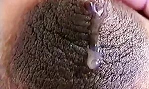 Một cô gái tóc vàng lớn mở cô chân phim sẽ nhật không che dài và bắt đầu đặt người yêu của mình camera ở âm hộ của cô.