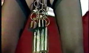 Một người đàn ông trẻ vô tình bắt một lớn trắng trong phòng tắm mà không có đồ lót và nhét thùng cô gái tóc vàng sau khi phim sẽ nhat ban khong che ở phía trước gương.