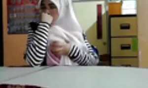 Các cô gái liếm các chàng trai của cơ quan lớn và bóng của mình trên nó, và sau đó cô ấy nghiêng người trên lưng và các bạn trai, phím sẽ nhất ban đẩy nó lên mông cô ấy.