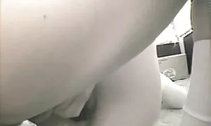 Hai người đẹp trẻ, sau khi hút một lớn của hakhalya trên sân vườn, đã quan hệ với anh ta. Một phim sẽ x nhat ban người bạn gái cả hai người đẹp trong tình dục.