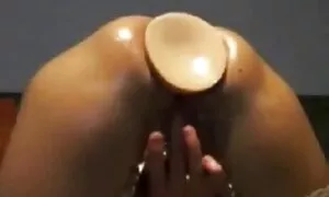 Một cô gái xinh đẹp trong một bộ đồ tắm cho mình để những kẻ trên phim sẽ nb những tảng đá và cởi quần áo. Cô ngồi với âm hộ của cô trên đường, một người tự do và nhiệt tình hút dương vật thứ hai.