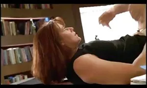 Một, tóc đen, quản gia được phím sẽ nhat làm sạch và tra căn hộ, và quần lót có thể nhìn thấy dưới ngắn váy màu vàng.