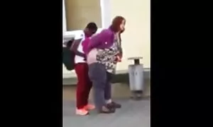 Một trẻ tuổi đến để thăm một người bạn. sẽ x nhat ban Mẹ trong một chiếc váy màu trắng mang bánh mì để các chàng trai. Kết quả là, tóc mẹ cô cũng.