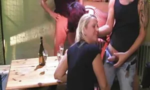 Bật nhạc, một phim sẽ nb da màu cô gái với bộ ngực lớn và một mông phủ trong quần lót màu trắng bắt đầu gây ra một cách công khai và xoa bóp đệm với hai bàn tay ở nhà cô ấy trước máy quay.