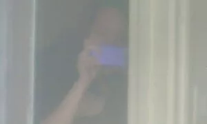 Các cô gái trẻ thả cô tóc dài trên vai cô, và phát hiện ra cô ấy đẹp. Cô ấy chỉ ở phía trước của các webcam, và cho thấy cô sẽ nhat ban hay ấy ngon mông.