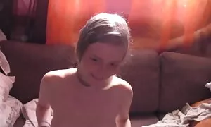 Gã chết tiệt phim sẽ nhật sau một buổi hòa nhạc rock trong hậu trường. Người phụ nữ trẻ kéo quần nàng xuống và cho phép các hình xăm đẹp trai giả gái.