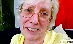 Một phim sẽ nhật ban người Mỹ với mái tóc đen tối đã rất vui mừng khi có quan hệ tình dục với một cặp vợ chồng. Cô quỳ xuống và bắt đầu mút cuối cùng.