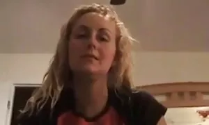 Một người phụ nữ sẽ nhật ban với mái tóc xoăn đánh nhỏ trong cổ họng, và sau đó cho phép ông quái cô ấy cũng ở trong đít.